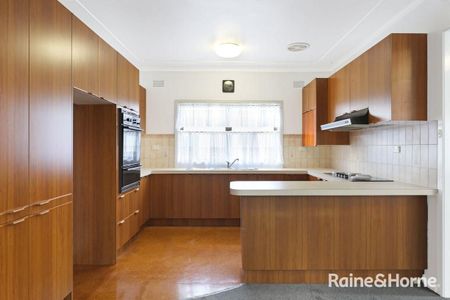 Bright & Spacious Family Home in Fairy Meadow - Photo 3