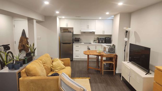 Bachelor apartment for rent in Pickering - Photo 1
