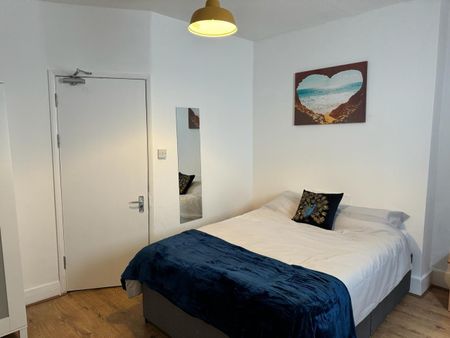 Room in a Shared Flat, Garratt Lane, SW18 - Photo 4