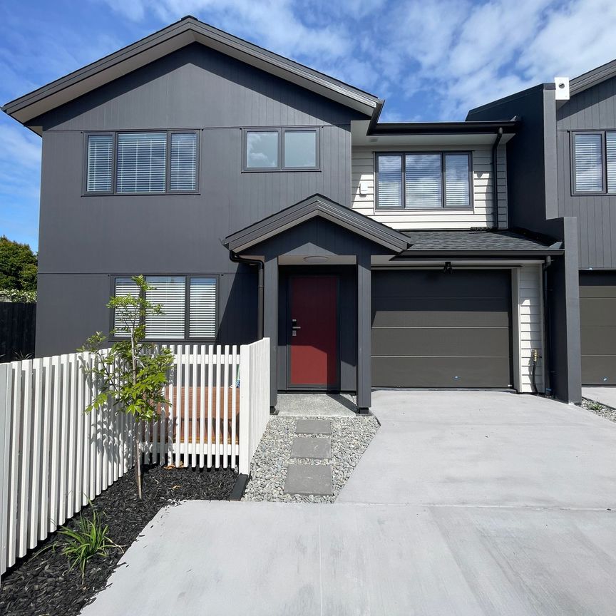 Two Level Townhouse&excl; Brand New&excl; Huge Garden&excl; - Photo 1