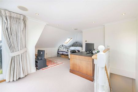 A gorgeous five bedroom family house ideally located between the commons. - Photo 2