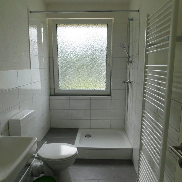 Schön gelegene neu einzugsbereite Wohnung, ideal als Single oder Pärchen! - Photo 1