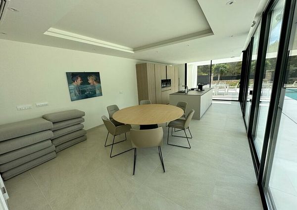 Brand New 3 Bed Luxury Villa – Long Term