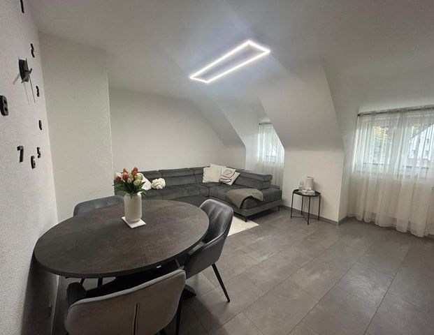 Vermiete Zwei Zimmer Dachgeschosswohnung - Photo 1