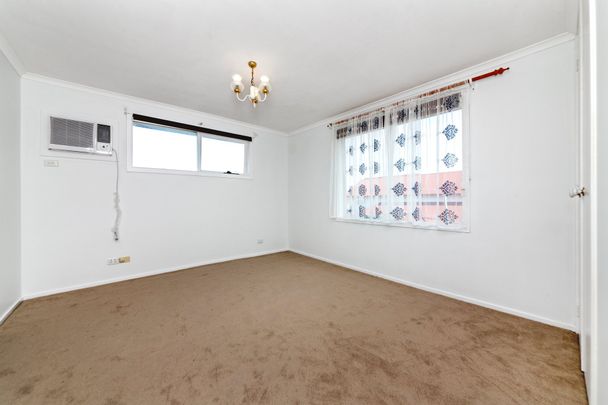 Huge Six bedroom House! - Photo 1