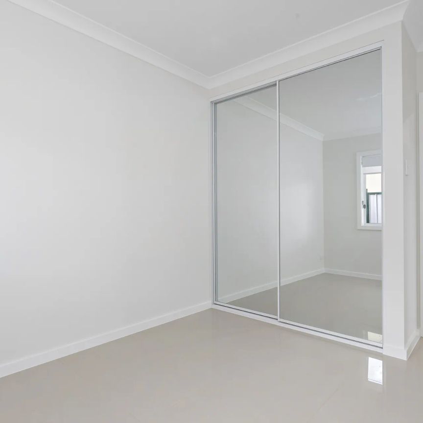 CENTRAL, PRIVATE LIVING - 2 BEDROOM GRANNY FLAT - Photo 1