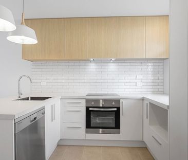 Modern 2-bedroom Townhouse Opposite The Palms - Available now! - Photo 6
