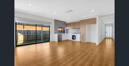 Neat & tidy, three bedroom home. - Photo 2