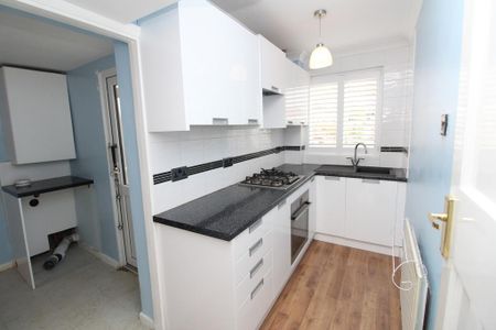 3 bedroom end of terrace house to rent - Photo 4