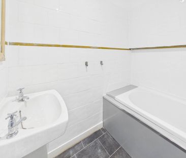 Price £750 pcm - Available Now - Unfurnished - Photo 5