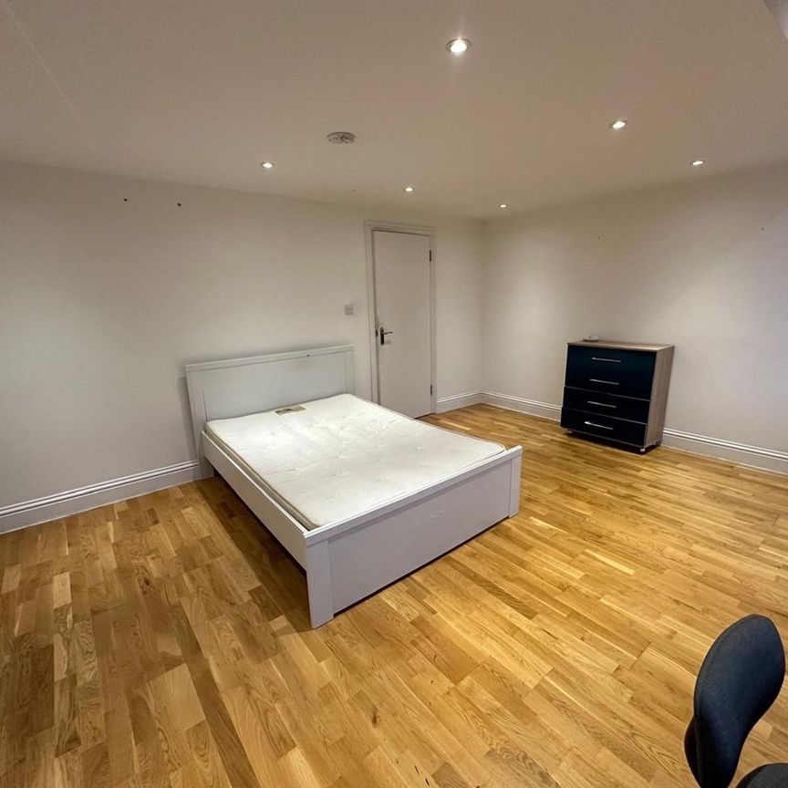 Room in a Shared House, Athenlay Road, SE15 - Photo 1