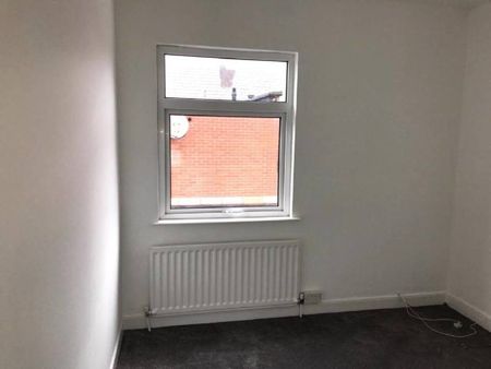 Partly Furnished 2 Bedroom Terrace - Photo 2