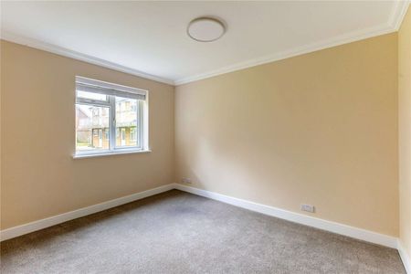 A stylish, recently refurbished one bedroom ground floor apartment conveniently located in St Albans. - Photo 5