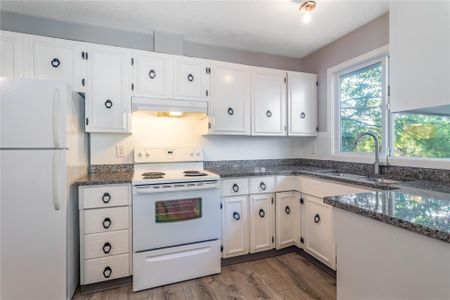 Central – 3 bed, 1.5 bath main upper floor unit – Aug.1st - Photo 5