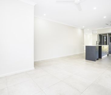 STYLISH AND MODERN FAMILY HOME! - Photo 1