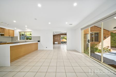 Beautiful 4 Bedroom Ensuite Family Home in Jerrabomberra - Photo 2