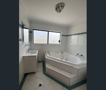 Spacious Five Bedroom Family Home in a Convenient Location - Photo 5