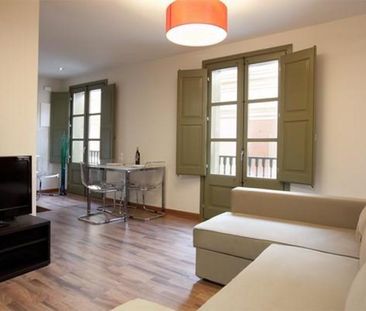 1-Bedroom Apartment in Heart of the Gothic Quarter with Balcony - Photo 2