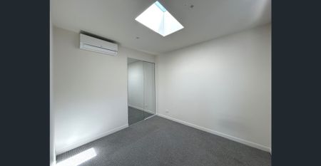 Modern Apartment, Perfect Location! - Photo 2