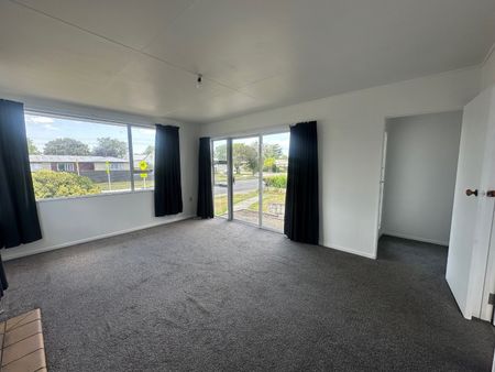 WALTON WAY, FLAXMERE, HASTINGS - Photo 2