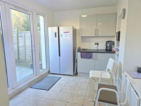 1 bedroom in a house share to rent - Photo 3