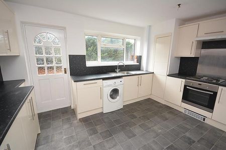 2 bedroom ground floor flat to rent - Photo 4
