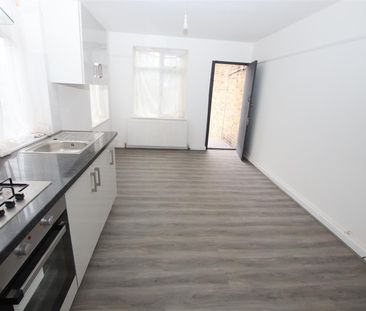 1 bedroom Flat to let - Photo 5