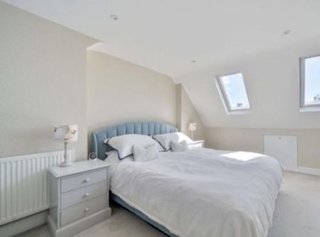 Double room with own bathroom in gorgeous semi just off Cobham High Street - Photo 2