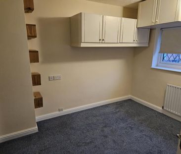 4 bedroom end of terrace house to rent - Photo 3