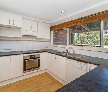 Large 3 Bedroom Family Home with Stunning Views - Photo 6