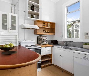 REPAINTED AND READY TO GO spacious 5x bedroom, 2x bathroom upstairs... - Photo 4