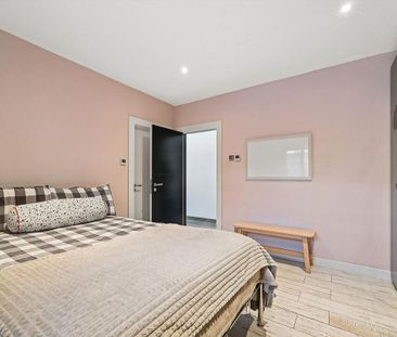 Contemporary Family Home with Gated Parking and Landscaped Garden in Uxbridge, UB8. - Photo 5