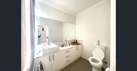 Modern three bedroom townhouse in a great location! - Photo 5