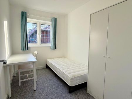 4 bedroom semi-detached house to rent - Photo 4