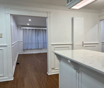 Classic 3Br Home in St Albans! - Photo 3