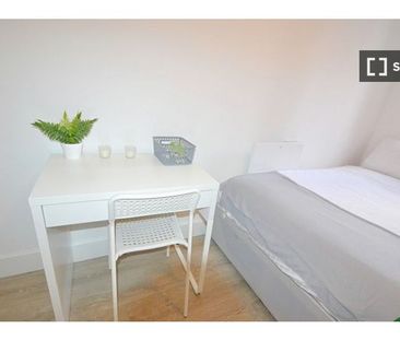 Room for rent in 4-bedroom apartment in Drimnagh, Dublin - Photo 4