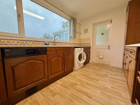 4 bedroom link detached house to rent - Photo 4