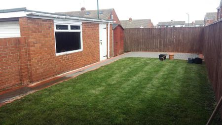 3 bedroom semi-detached house to rent - Photo 2