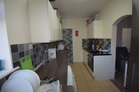 4 Bedroom House To Rent in Charminster - £2,200 pcm Tenancy Info - Photo 3