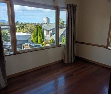 Sunny central home - Photo 5
