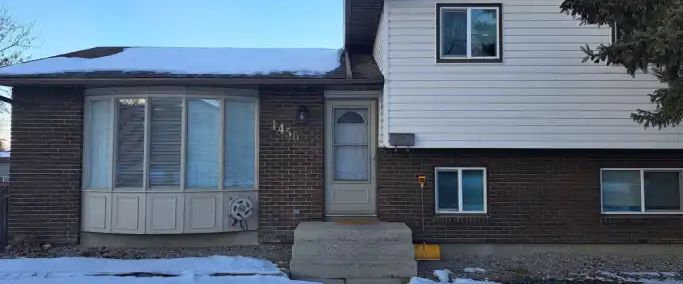 Charming Three Bedroom, Two Bathroom Haven w/ Utilities included! | Calgary - Photo 1