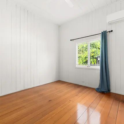 NEWLY FRESHENED HOME WITH DUAL STREET ACCESS&mldr; - Photo 3