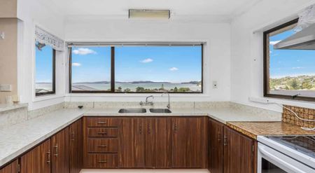 Spacious Family Home with Stunning Sea Views - Photo 2