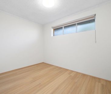 LIGHT AND AIRY 2 BEDROOM APARTMENT IN GREAT LOCATION - Photo 4