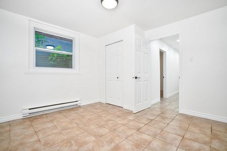 3 bedroom, 1 bath - Photo 3