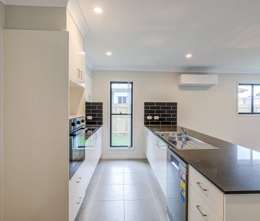 Brand-New Family Home in Park Lane Reserve! - Photo 5