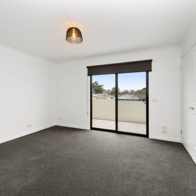 Stylish Townhouse in Central Ballarat - Photo 1