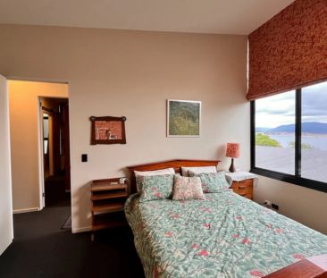 Beautiful Open Home with Lake Views - Winter lease - Photo 3