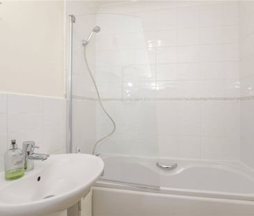 Spacious four bedroom end of terraced townhouse with private garden... - Photo 6