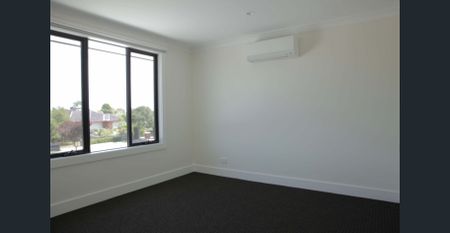 Beautifully Appointed, Near New Town House, 3 Bedroom + Large Study / 2nd Living - Photo 4